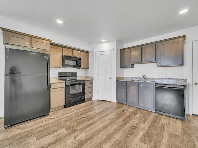 Building Photo - Herriman 3 Bedroom Townhouse Ready to be Called Home!