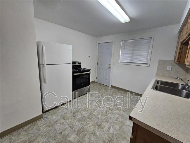 Building Photo - 6412 N Normandie St