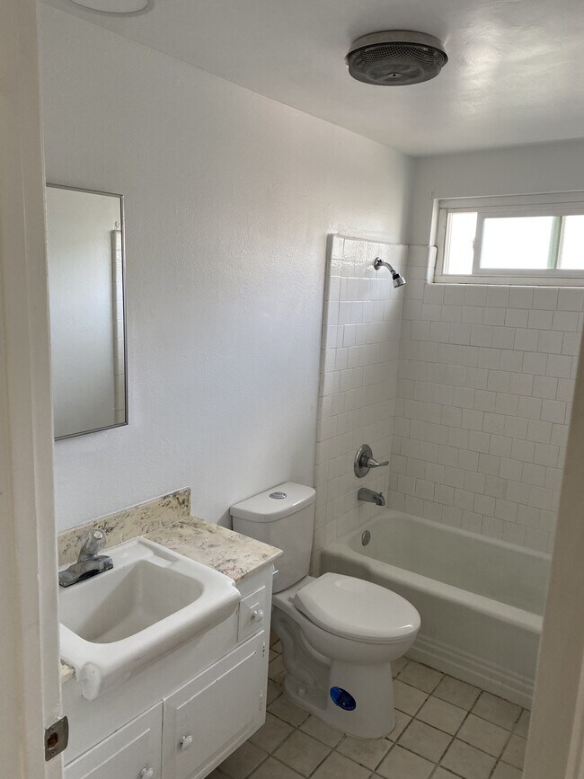 Baño principal - 1313 Beryl St