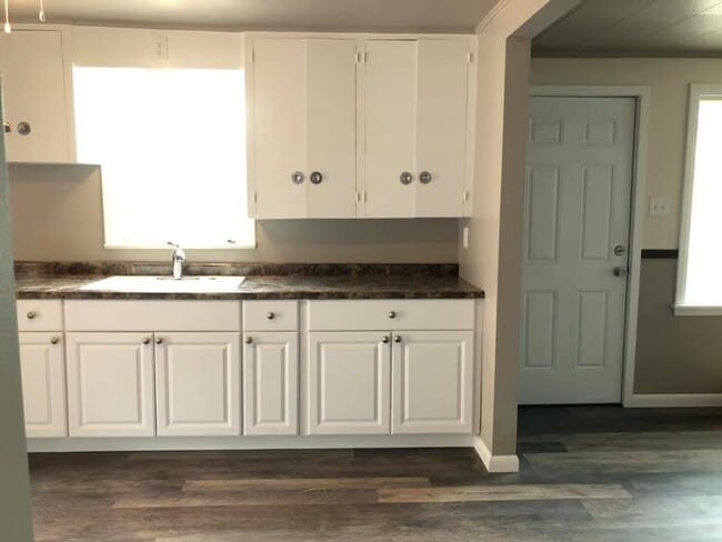 Foto del edificio - 1 Railroad Ave