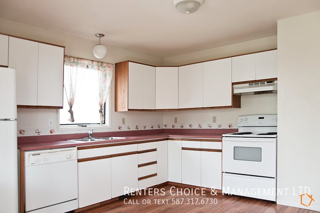 Building Photo - Roomy Half Duplex Near Schools & Amenities
