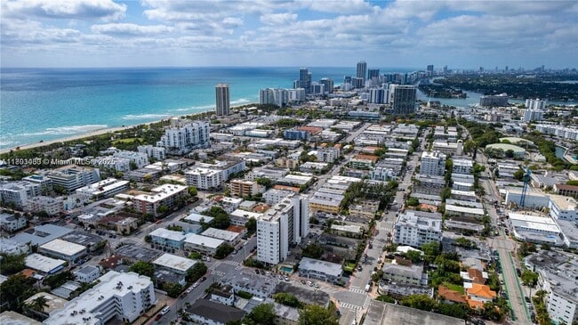 Foto del edificio - 7850 Byron Ave
