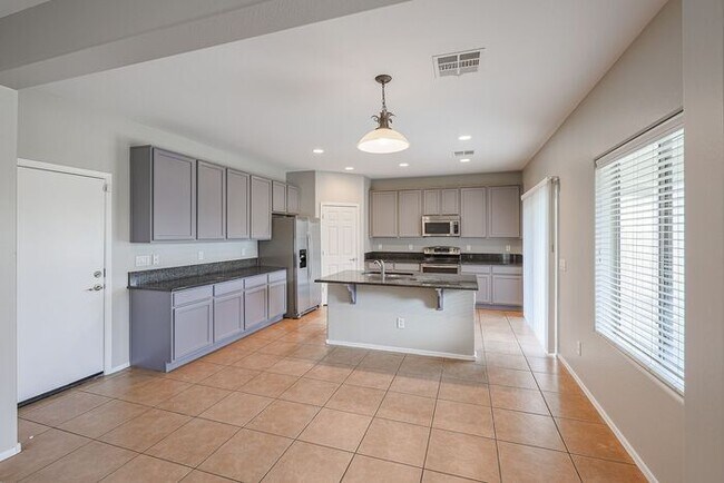 Foto del edificio - 4 bed, 3.5 bath house in Stetson Valley, Phoenix