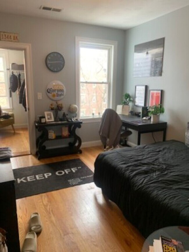 Building Photo - Allston 5 Bed 2 Bath - NO BROKER  FEE 9/1