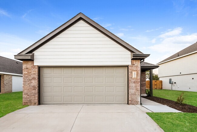 Building Photo - 2412 Rosewood Ln