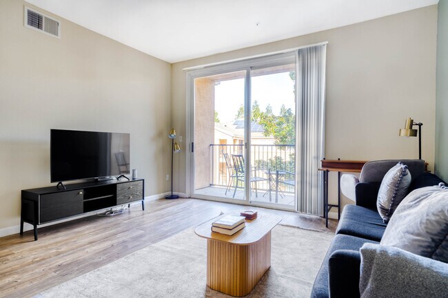 Foto del edificio - 121 Roble Rd