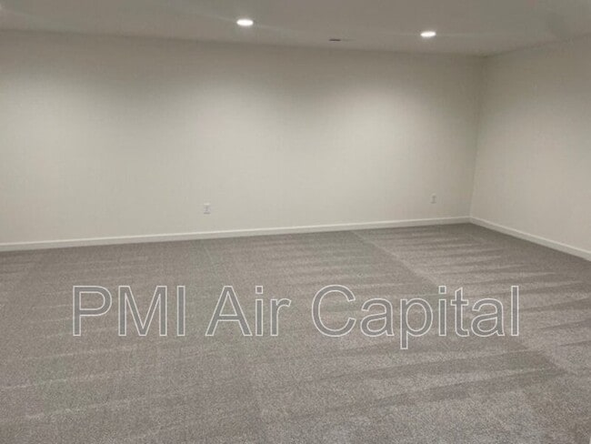 Building Photo - 5273 N Pinecrest Ct