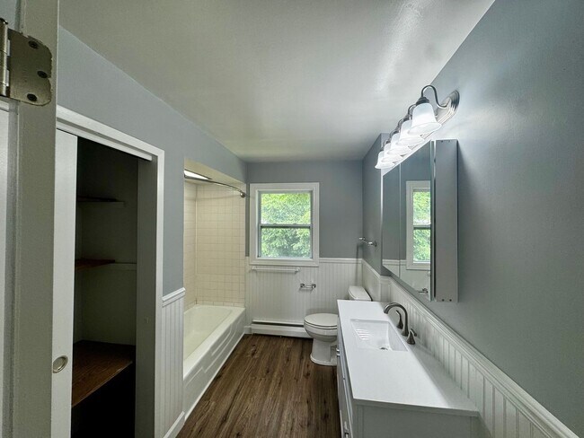 Foto del edificio - 4 Bedroom | 2 Bathroom Single Family Home | Renovated | Coal Valley
