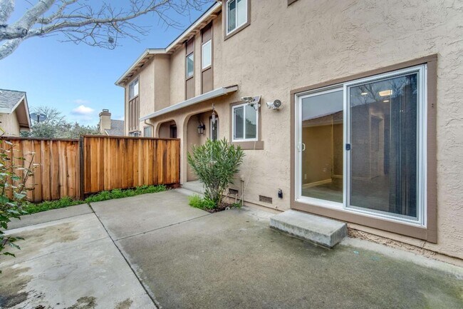 Building Photo - 1360 Roadrunner Terrace
