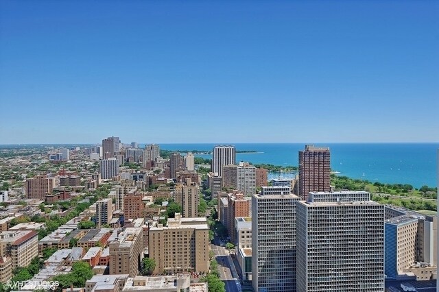 Building Photo - 2650 N Lakeview Ave