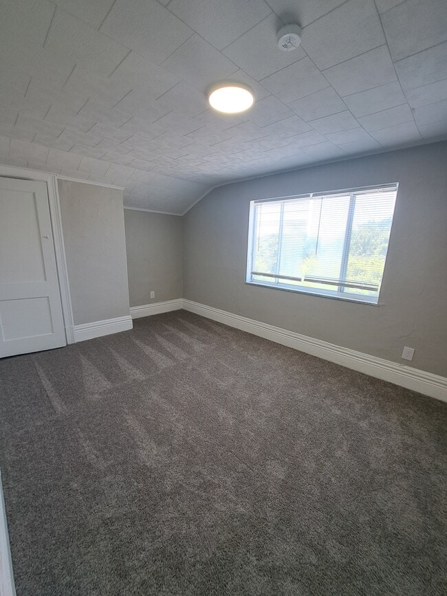 Building Photo - 205 Dengler St