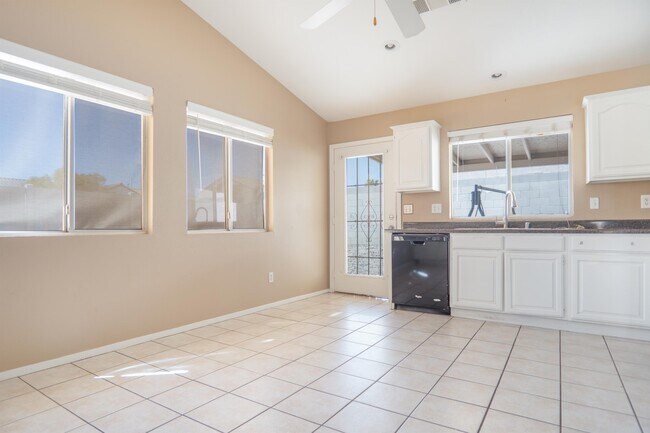 Foto del edificio - 9673 Riding Ridge Rd