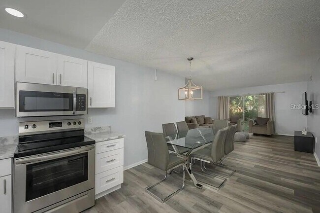 Building Photo - 2625 Pine Lake Terrace