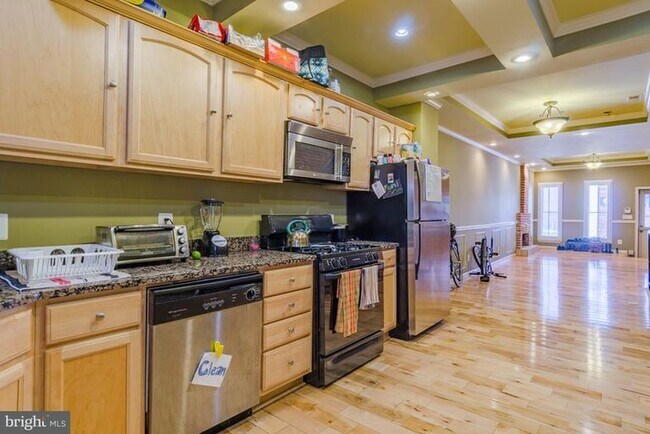 Kitchen - 915 Washington Blvd