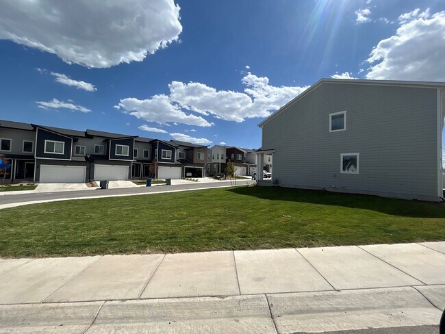Foto del edificio - 1508 W Charmer Ln