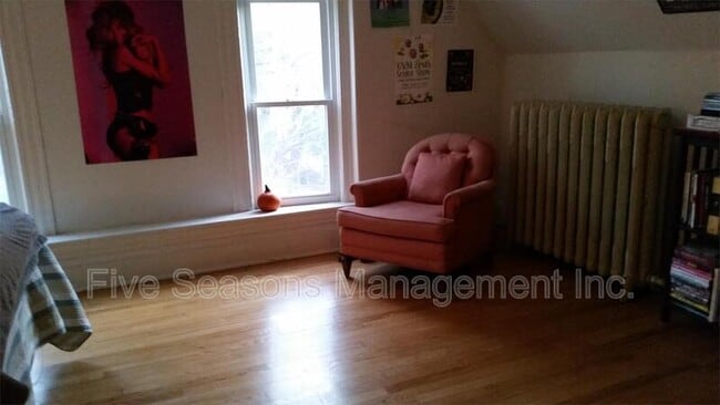 Building Photo - 122 Buell St
