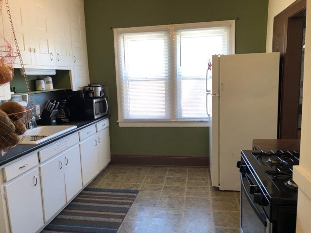 Kitchen - 2160 Eldred Ave