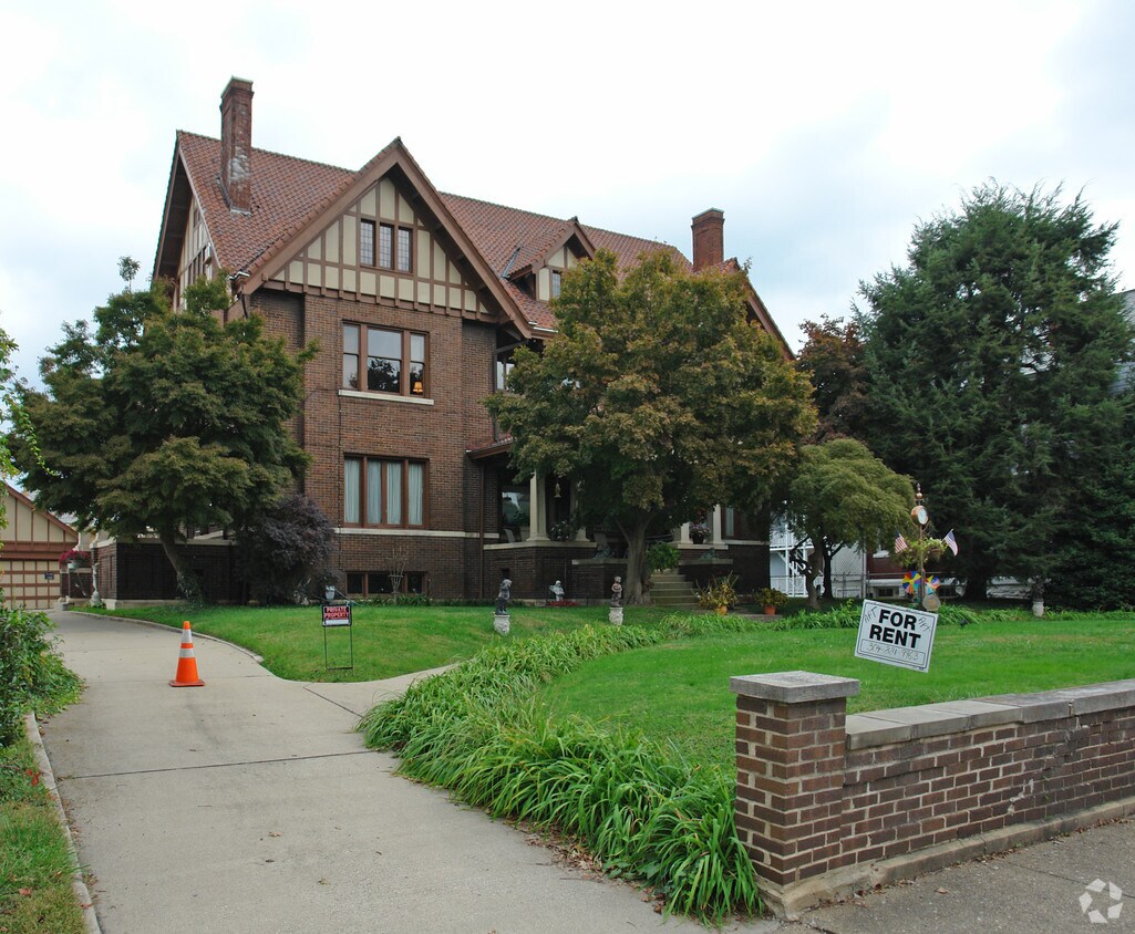 Building Photo - 1330 Quarrier St