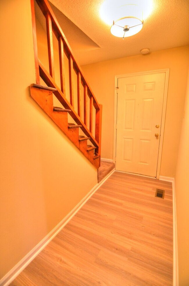 Foto del edificio - Walk to Downtown Carrboro From This End Unit Townhome!