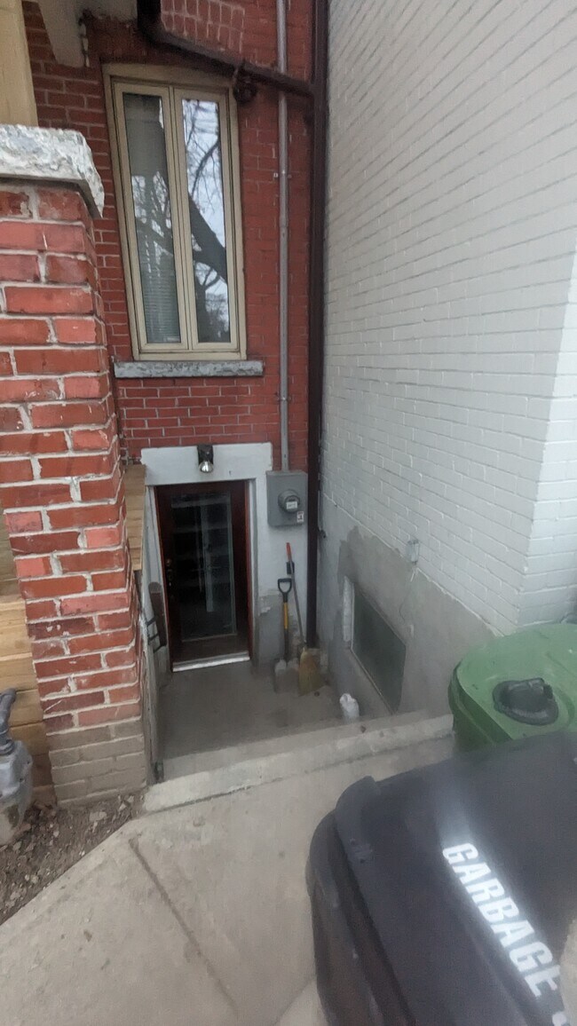 Building Photo - 808 Manning Av