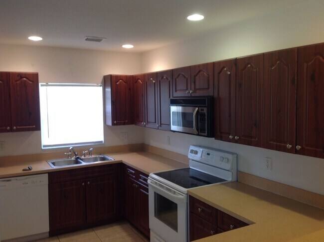 Building Photo - 3 BR 2 BA 2 CG rental in cental PSL