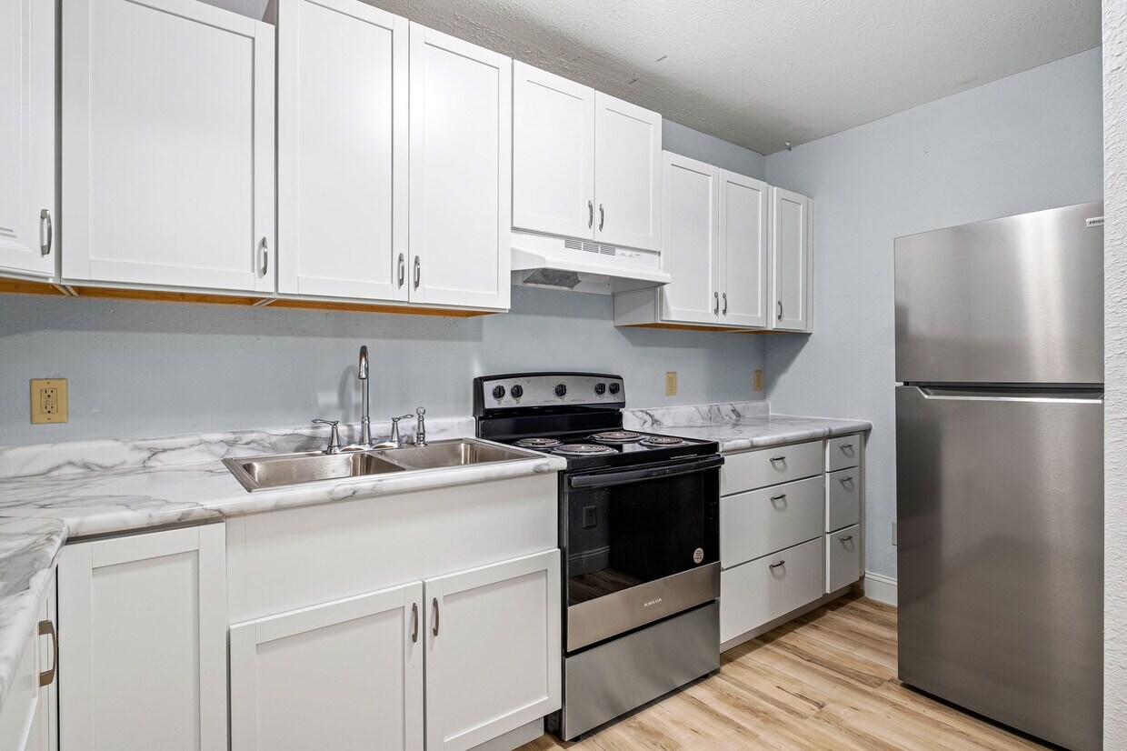 Foto principal - 933 University Ave W