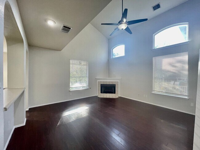Foto del edificio - Spacious Home with Multiple Outdoor Living...