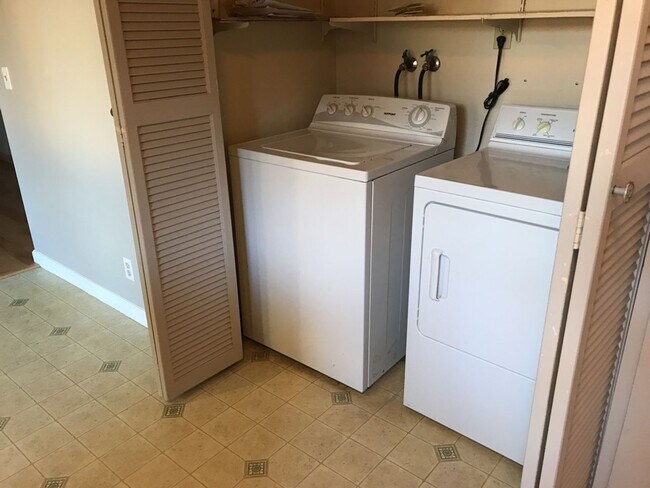 Building Photo - Great 2 bed 1 bath condo available in May!!