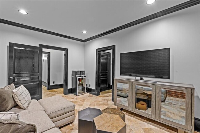 Building Photo - 5512 Glenridge Dr