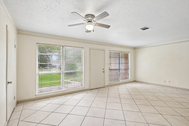Foto del edificio - 6401 Rowan Ln