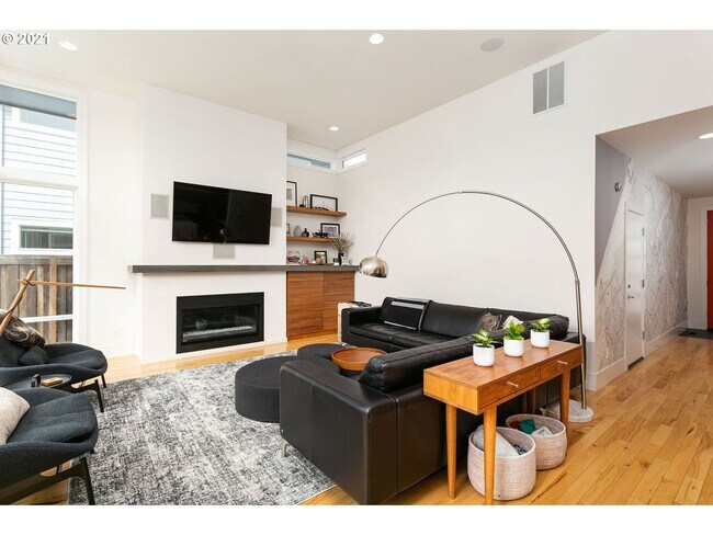 Foto del edificio - INCREDIBLE Contemporary 4 Bd 3.5 Bath home...