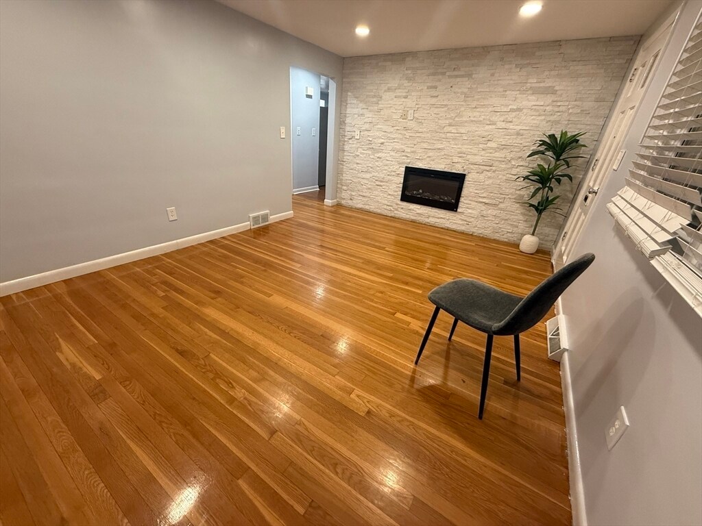 Foto principal - 7 Champlain Rd