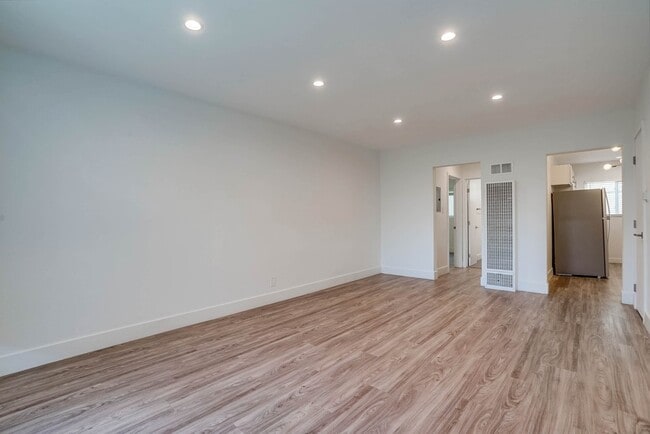 Building Photo - 4037 W 28th St