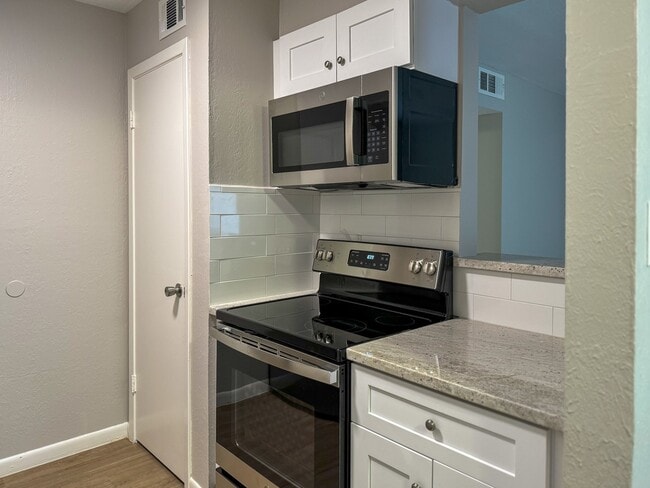 Building Photo - 2101 6th Ave N