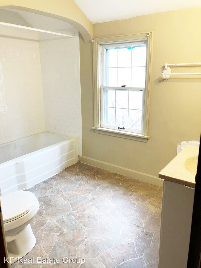 Building Photo - 3 br, 1 bath House - 1453 E 24th Ave