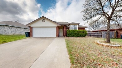 Building Photo - 2706 Hemlock Dr