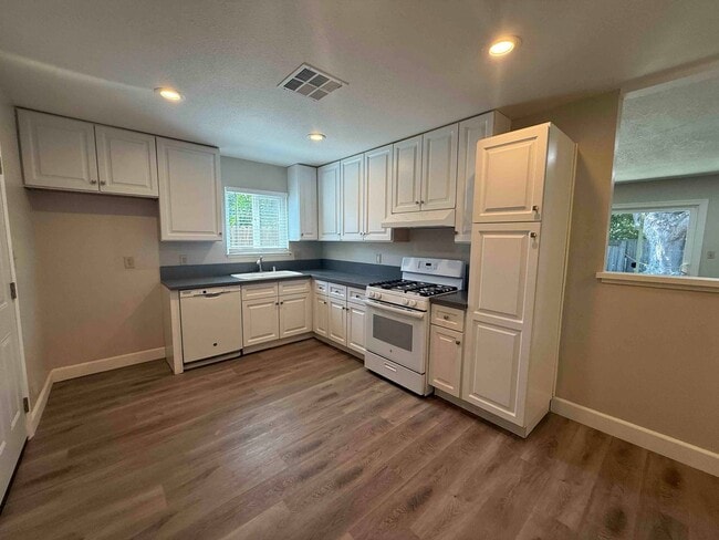 Building Photo - Natomas 4 Bedroom 2 Bath Close to Everything