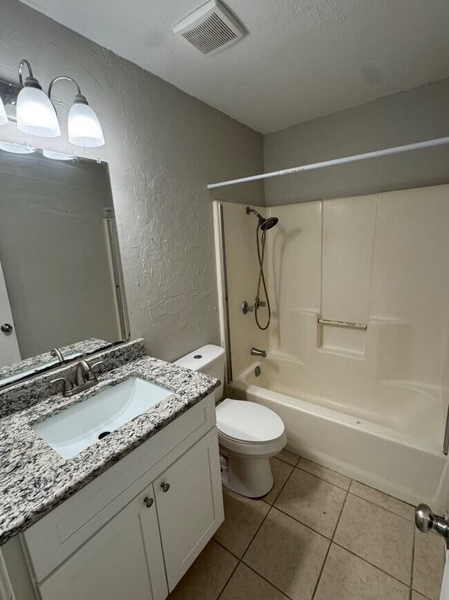 Building Photo - 3921 Stoneridge Dr