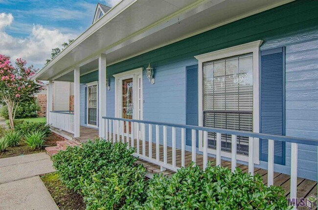 Building Photo - Charming 3 Bedroom 2 Bath House located in Central, La