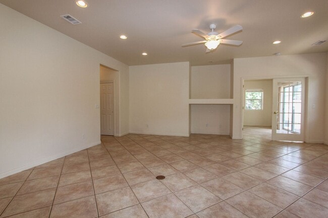 Building Photo - 1841 E Mulberry St