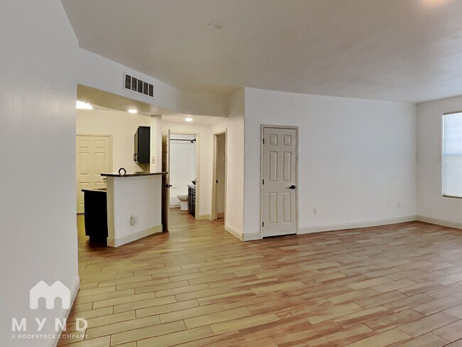 Foto del edificio - 8555 W Russell Rd