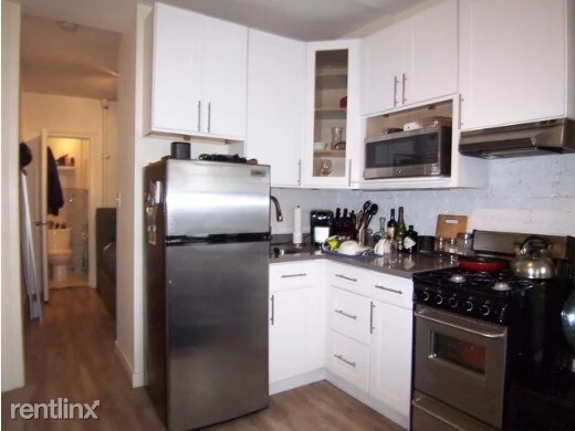 Building Photo - 441 W 49th St