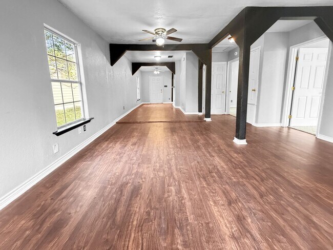 Foto del edificio - 3 Bed 2 Bath with Raised Deck, Storage Shed, and Fenced Yard