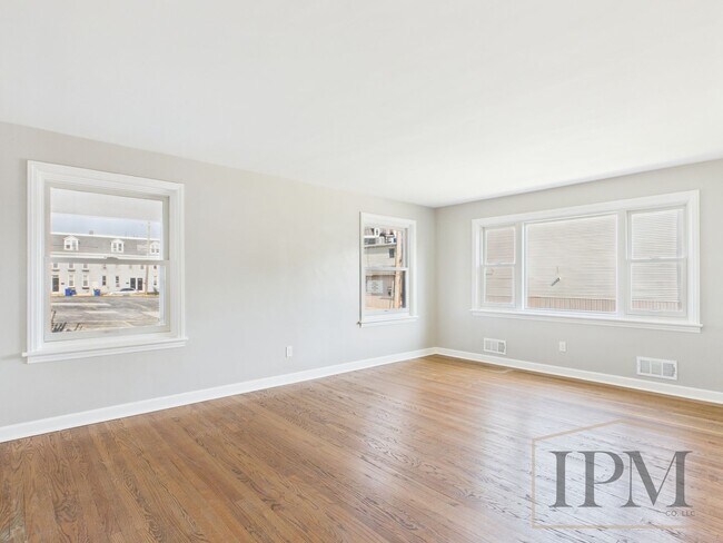 Foto del edificio - Available Now - 2 Bedroom located in Centr...