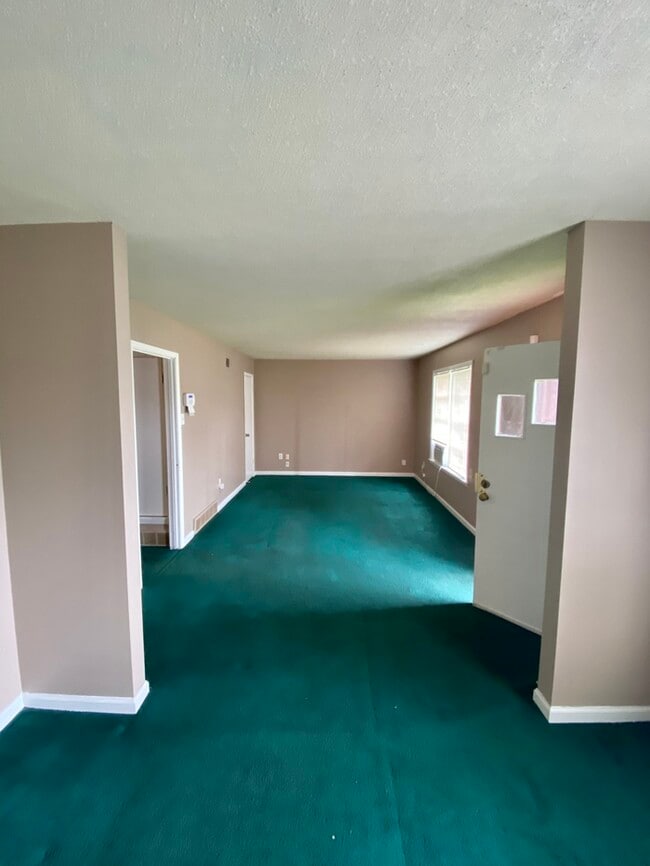 Foto del edificio - Nice Home & New Carpet Going In Soon