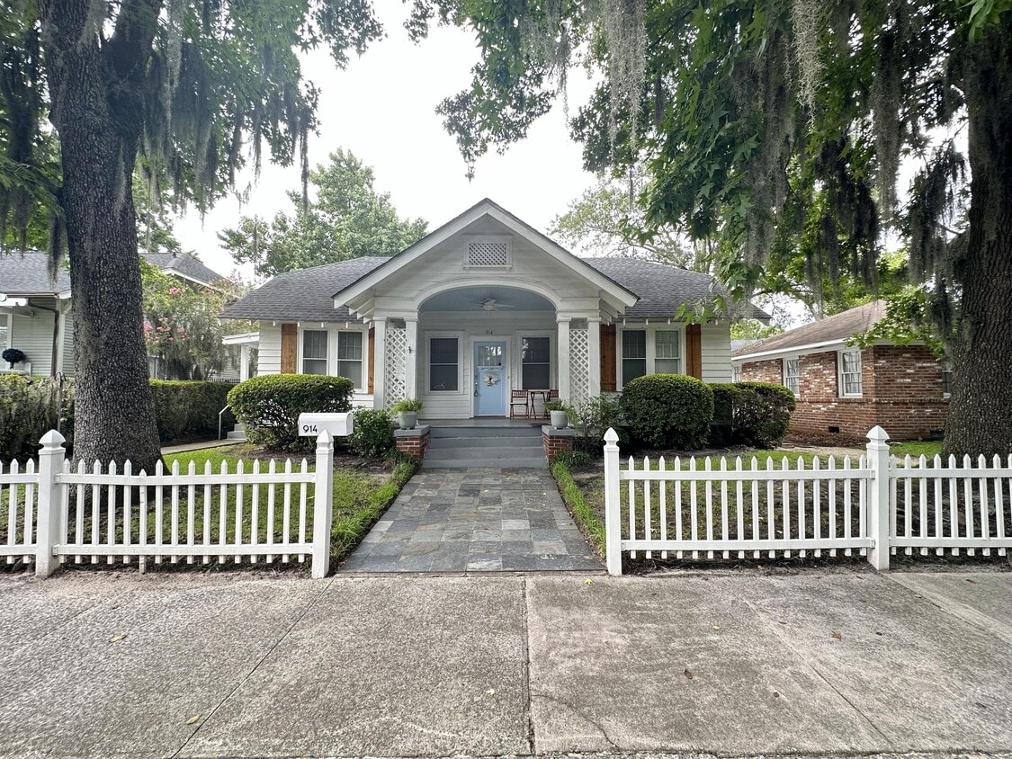 Primary Photo - 914 Maupas Ave