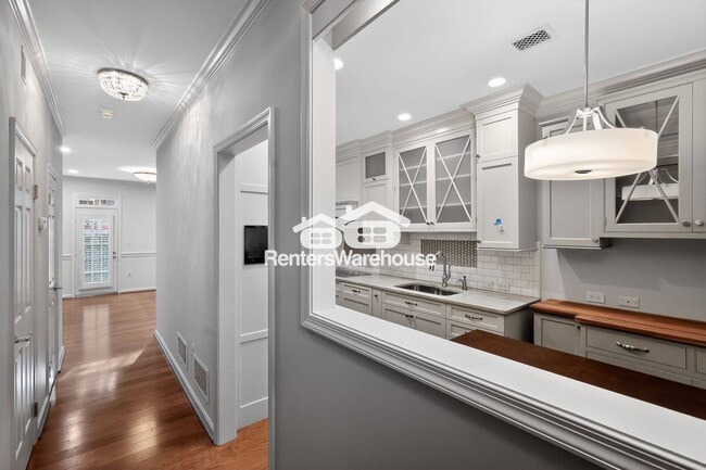 Building Photo - 986 N Royal St