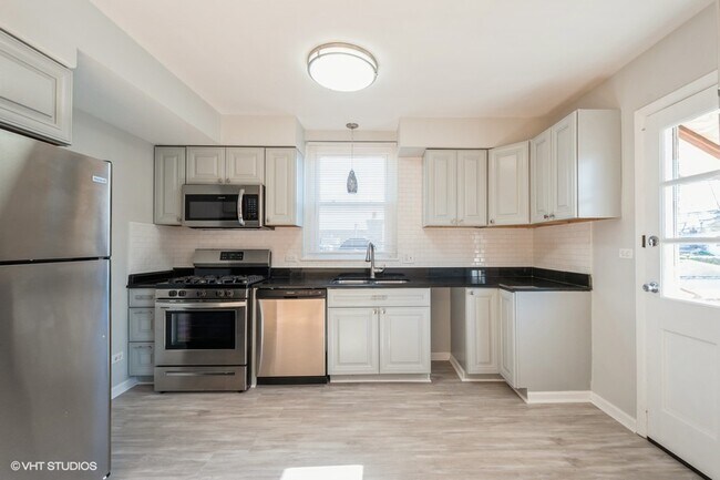Building Photo - 2931 W Touhy Ave