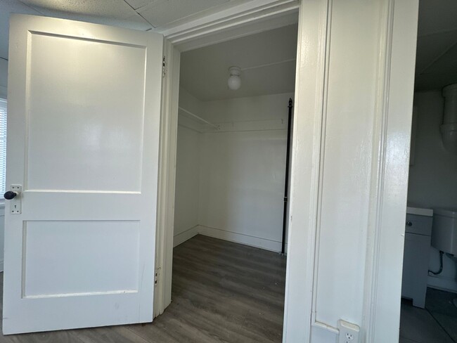 Building Photo - Spacious Rooftop Studio Efficiency with Ga...