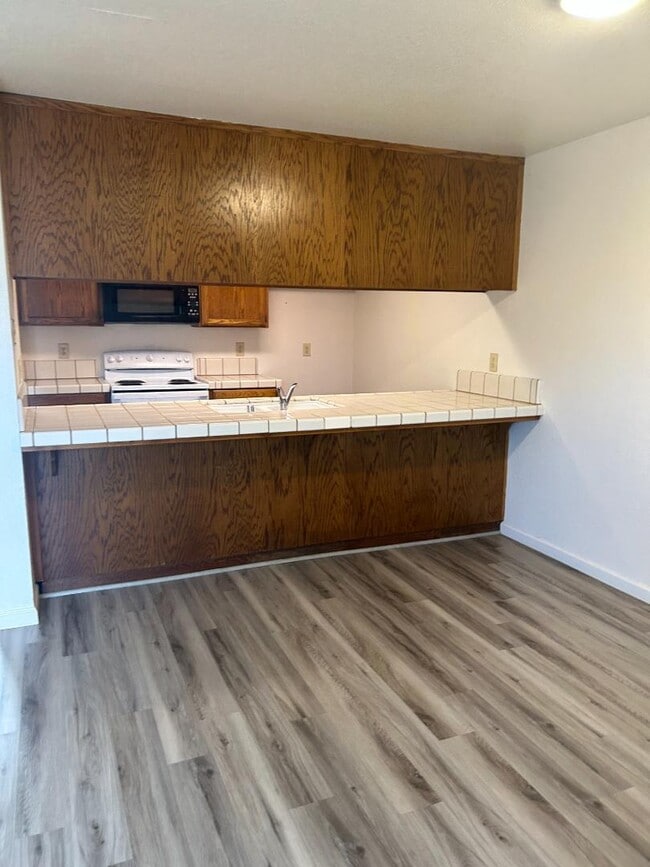 Building Photo - 2250 Scarborough Dr